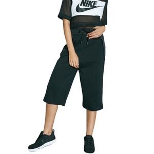 Nike Women’s Tech Fleece Capri Pants Black Sz XS